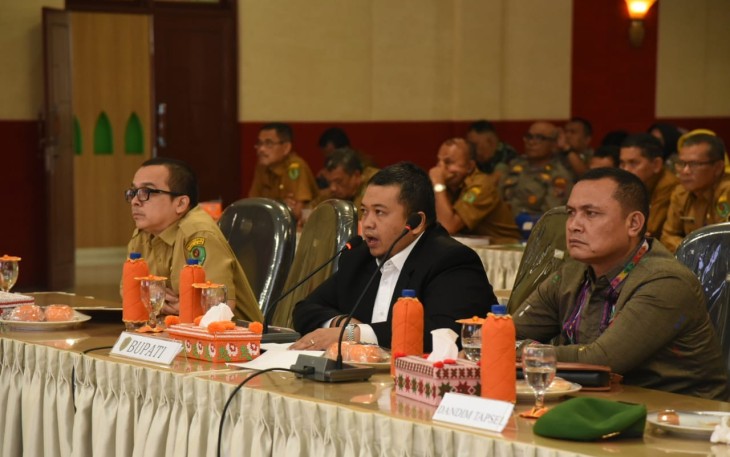 Bupati Tapsel H. Dolly Pasaribu saat memberikan paparan materi dengan Menteri Koordinator Pengembangan Manusia dan Kebudayaan (PMK) RI Muhadjir Effendy bersama Gubernur Sumatera Utara (Sumut) Edy Rahmayadi pada pertemuan secara virtual dengan Pemerintah Kabupaten/Kota se-Sumut di Aula Sarasi, Lantai III, Kantor Bupati Tapsel, Sipirok, Selasa (7/3).
