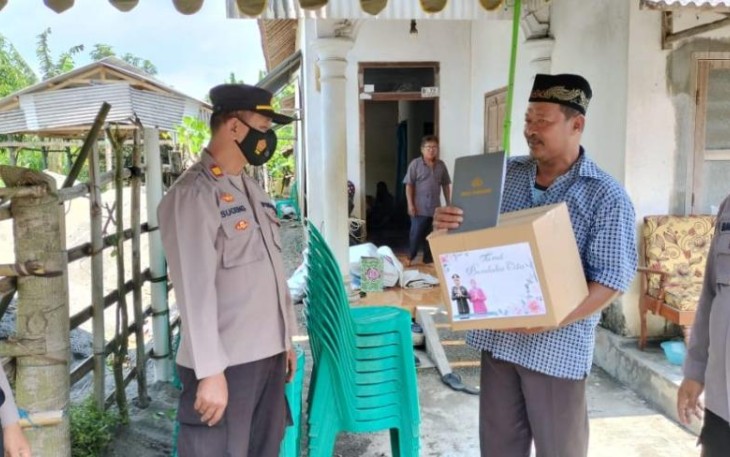 Kapolres Tulungagung saat Berikan Bantuan Kepada Keluarga Korban Meninggal Dunia Akibat Sakit Mendadak
