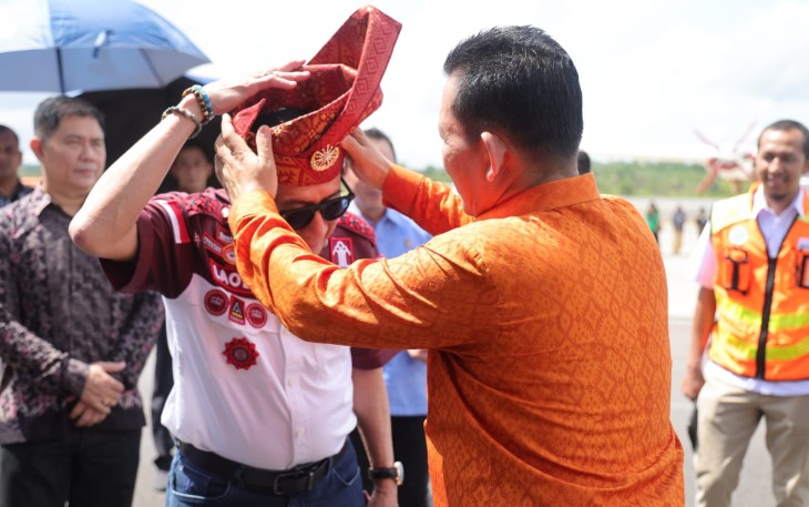 Gubernur Ansar Sambut Kedatangan Menteri Hukum dan HAM RI di Bandara RHF