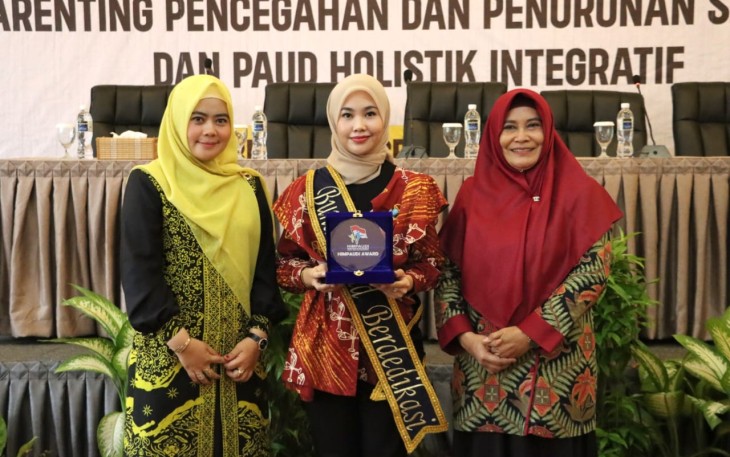 Hafizha (tengah) Dianugerahi Gelar Bunda PAUD Berdedikasi dari HIMPAUDI Kepri