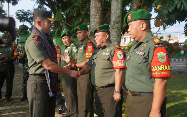 Komandan Korem (Danrem) 064/MY Brigjen TNI Fierman Sjafirial Agustus didampingi Kasi Ops Kasrem 064/MY melaksanakan kunjungan kerja perdana di wilayah Kodim 0601/Pandeglang. Selasa (28/12/2023)