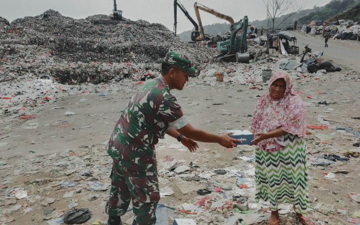 Denhubrem 064/MY Bagikan Nasi Kotak di Jumat Berkah
