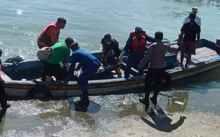 Proses evakuasi mayat mengapung di Pathok Gebang Desa Jengglungharjo, Kecamatan Tanggunggunung, Kabupaten Tulungagung oleh tim gabungan 