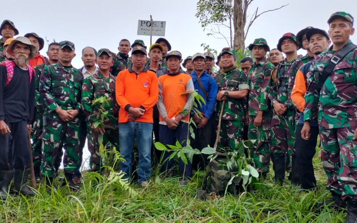  Penanaman dipimpin oleh Pangdiv 2 Kostrad Mayjen TNI Haryanto dan Danrem 081/DSJ Kolonel Inf H. Sugiyono