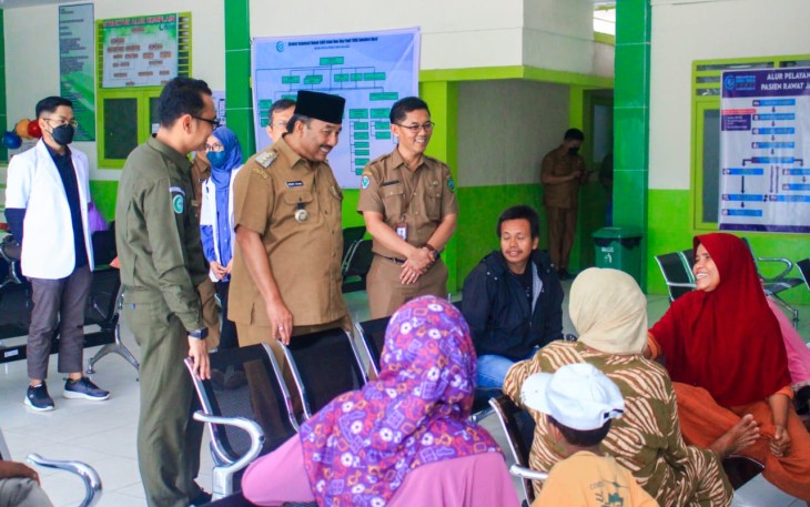 Bupati Pasaman H. Benny Utama kunjungi pasien keracunan massal yang tengah dirawat di RSUD Padang Gelugur dan RSI.