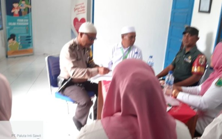 Bhabinkamtibmas Polsek Padang Bolak, Aiptu Pasomal Siregar, mengikuti Rapat dengan Dinas KB Kabupaten Padang Lawas Utara (Paluta), Jumat (01/9/2023) pagi.