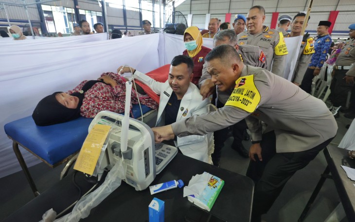 Polda Jatim Gelar Baksos dan Bakkes di Sampang Madura