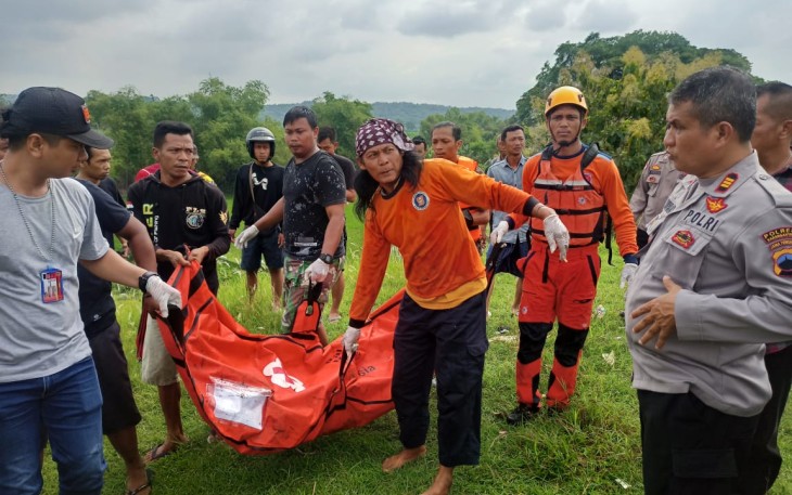 Petugas dan relawan melakukan evakuasi jenazah Asih Dwi Kuncoro (47), usai ditemukan tersangkut besi penyaring sampah di gorong-gorong saluran irigasi sungai Bengawan Solo, di Dukuh Gembong, Malanggaten, Kebakkramat, Kabupaten Karanganyar, Rabu (25/1/2023).
