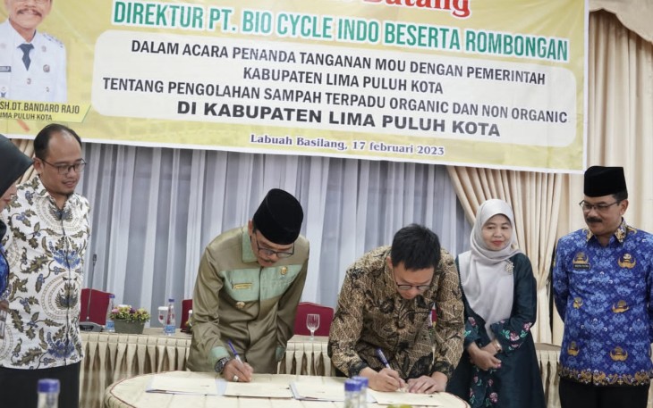 Penandatanganan naskah kerjasama keduanya oleh Bupati Limapuluh Kota, Safaruddin dan Direktur Utama PT.Bio Cycle Indonesia, Budi Tanaka di pendopo rumah dinas bupati, Labuah Basilang.