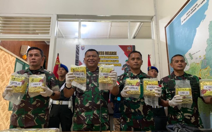 Danrem 121/Abw Brigjen TNI Luqman Arief, S.I.P., selaku Dankolakops Rem 121/Abw saat menggelar Press Release penggagalan upaya penyelundupan Narkoba jenis sabu sebanyak 15 paket seberat kurang lebih 15,5 Kg, bertempat di Ruang kerja Danrem 121/Abw, Pontianak, Kalimantan Barat, Selasa (28/11/2023). 
