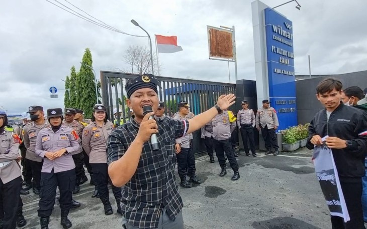 Forum Pemuda Pemudi Kuala Tanjung (FPPKT) saat orasidi depan gerbang PT MNA, Kamis, (09/11/2023).