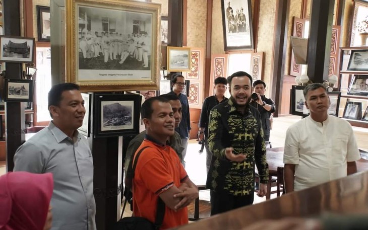  Pangdam III/Siliwangi, Mayjen TNI Kunto Arief Wibowo mengapresiasi Pusat Dokumentasi dan Informasi Kebudayaan Minangkabau.
