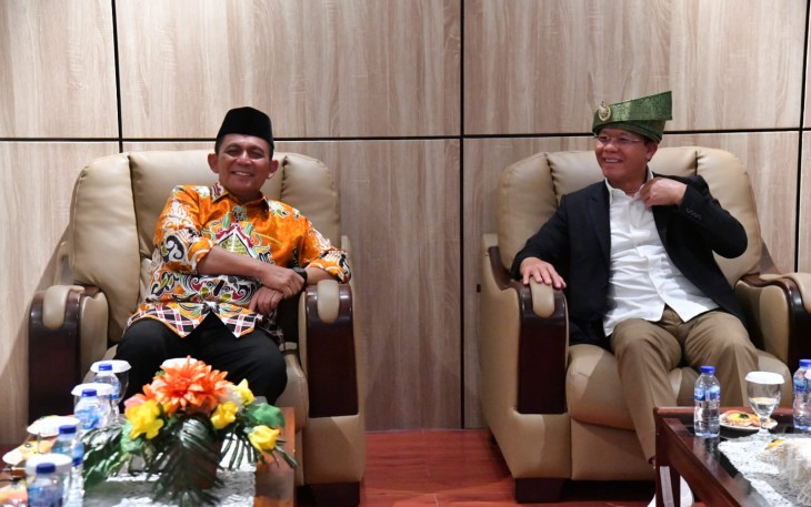 Gubernur Kepri Ansar Ahmad menggelar pertemuan dengan UKP Bidang Kerjasama Pengentasan Kemiskinan dan Ketahanan Pangan Muhammad Mardiono di Graha Kepri Kota Batam, Sabtu (2/9).