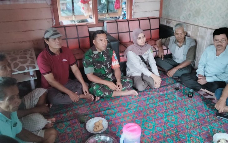 Babinsa Marang saat Dampingi Kegiatan Tim Verifikasi Teknis Perhutanan Sosial Dalam Penyiapan Kawasan 