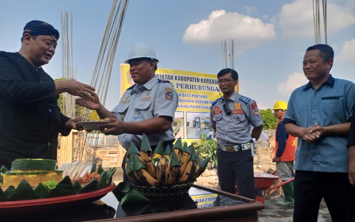 Bupati Juliyatmono (paling kiri) saat menghadiri acara peletakan batu pertama (ground breaking) pembangunan gedung kantor baru Dishub Karanganyar, Kamis (22/6/2023).