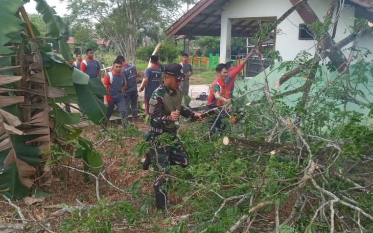 Babinsa Koramil 1016-05/Rungan saat Gotong Royong Bersihkan Lingkungan Sekolah SMAN 1 Rungan 