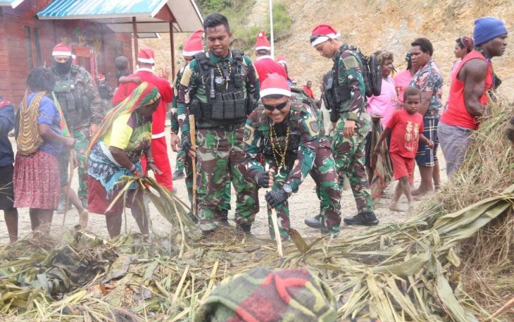 Satgas 330 dan masyarakat Kampung Bazemba menggelar acara tradisi bakar batu, bertempat di halaman gereja kampung Bazemba, Kab. Intan Jaya, Papua Tengah, pada Sabtu (30/12/2023)