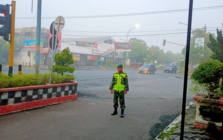 Jajaran Kodim Ngawi saat Lakukan Pengamanan Route Kunker Presiden Jokowi
