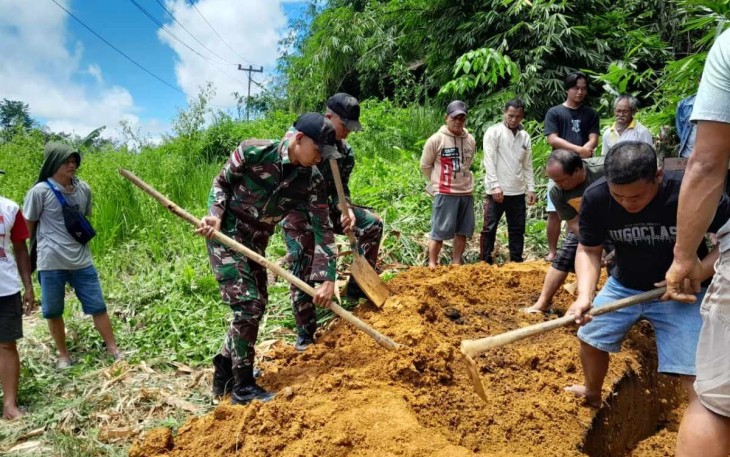 Satgas Pamtas Yonif 645/Gardatama Yudha Bantu Prosesi Pemakaman Warga Perbatasan