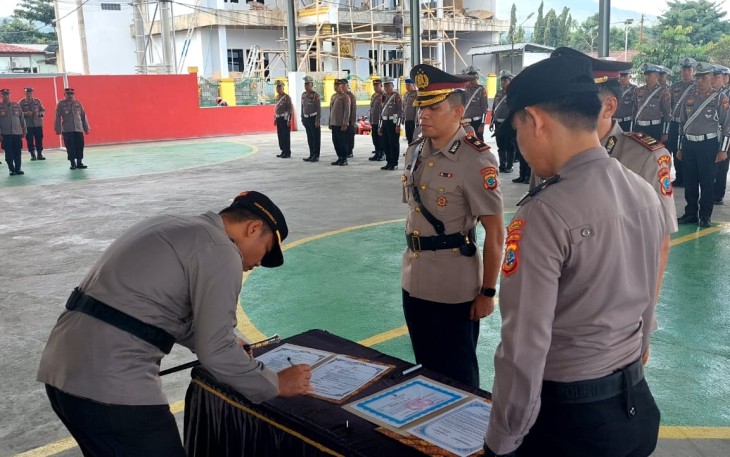 Penandatanganan berita acara dan pakta integritas oleh Kapolres Bitung AKBP Tommy Bambang Souissa, SIK