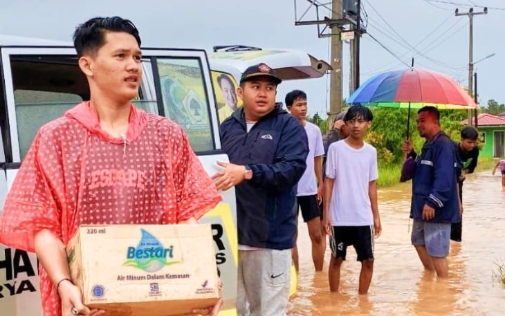 Sahabat Fathir Kota Tanjungpinang saat Berbagi Nasi Bungkus