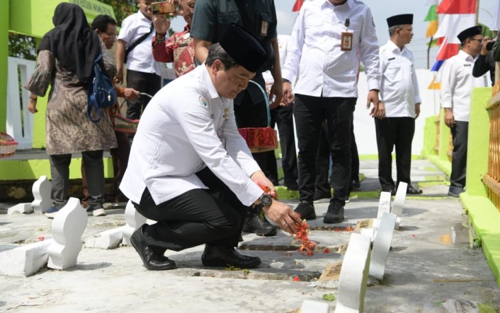 Dirjen PPKTrans Ginting Munthe Tabur Bunga Makam Pioner Transmigrasi