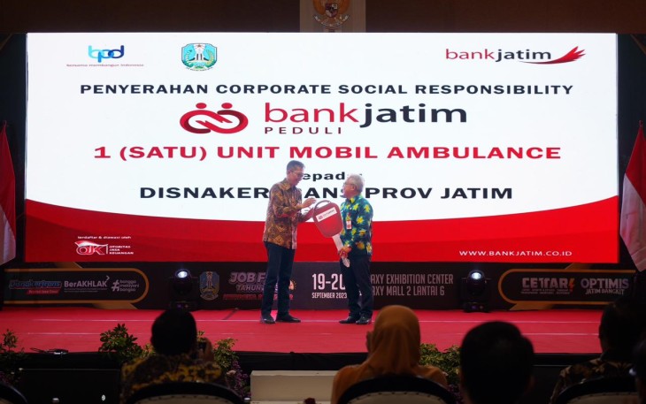 Bank Jatim saat Beri CSR ke Disnakertrans