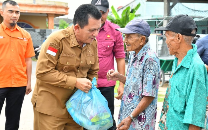 Gubernur Ansar Serahkan Bantuan Sosial Bagi Warga Kavling Lama Kota Batam