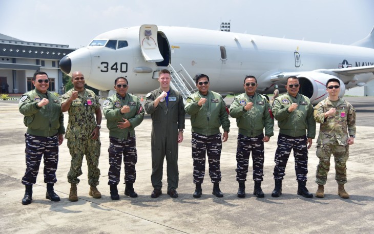 Komandan Pangkalan Utama TNI AL (Danlantamal) V Brigjen TNI Marinir Joni Sulistiawan, S. H., M. Han mendampingi Kepala Staf Angkatan Laut (Kasal) Laksamana TNI Dr. Muhammad Ali, S.E., M. M., M. Tr. Opsla menggelar Subject Matter Expert Exchange (SMEE) tentang Operasi Air Mobility dengan Angkatan Laut Amerika Serikat di Base Ops Puspenerbal Juanda Surabaya. Jumat (15/12/2023)