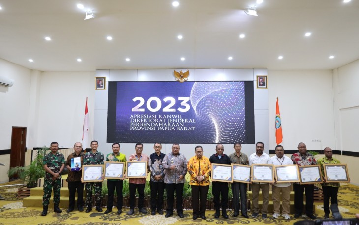 Asrena Pangkoarmada III  Kolonel Laut (P) Imam Purwanto yang mewakili Panglima Komando Armada (Pangkoarmada) III Laksamana Muda TNI Hersan, S.H., M.Si., M.Tr.Opsla, menerima piagam penghargaan dari Direktorat Jenderal Perbendaharaan (DJPb) Provinsi Papua Barat