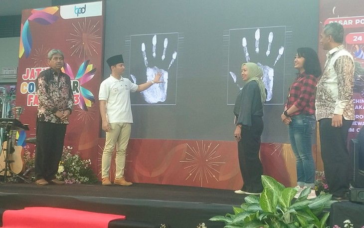 Bupati Trenggalek, Mochamad Nur Arifin, saat melaunching, Kartu Kredit Pemerintah Daerah, di Pasar Pon, Kabupaten Trenggalek, Jum'at (24/11/2023)