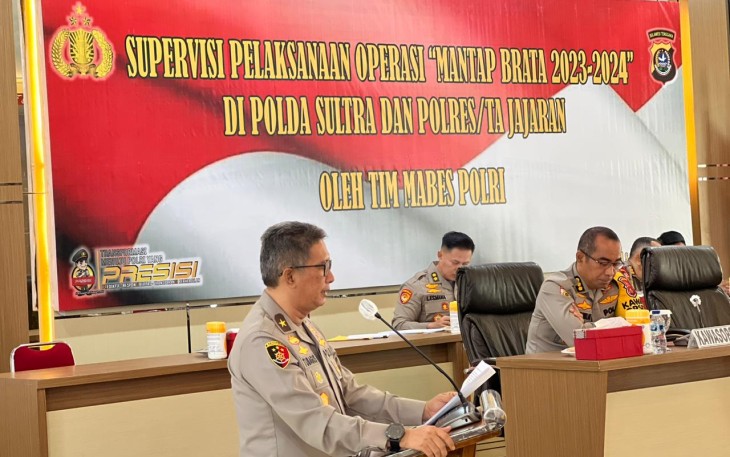 Brigjen Pol Tubagus Ade Hidayat, S.I.K sebagai Ketua Tim, tim supervisi Mabes Polri melaksanakan Supervisi Operasi Mantab Brata yang bertempat di Aula Dachara Polda Sultra, Senin 11 Desember 2023