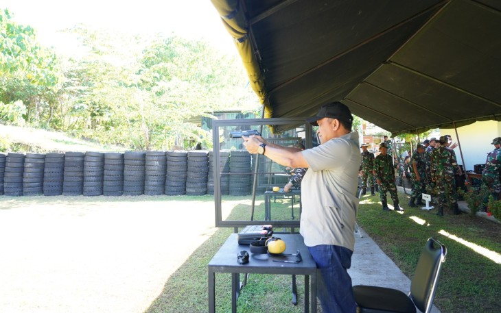 Pangdam XVIII/Kasuari, Mayjen TNI Ilyas Almasyah, S.E., M.Tr.(Han)., CGCAE saat membuka acara lomba tembak pistol eksekutif dalam rangka HUT ke 7 Kodam XVIII/Kasuari, di lapangan tembak pistol Lodewijk Mandatjan, Makodam, Trikora, Arfai 1, Manokwari, Papua Barat, Sabtu (16/12/2023)