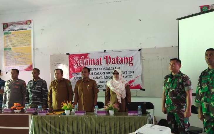 Anggota Pers Kodim 0906/Kkr Serda Eko berikan sosialisasi penerimaan calon siswa baik TNI AD, AU, AL dan polri tahun anggaran 2024 kepada siswa dan siswi SMAN 1 Kecamatan Loa Kulu, Senin (6/11/2023)