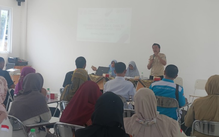 Kepala Sekolah SMKN 1 Rejotangan  Hanafi Masrur saat memberikan pemahaman materi kepada wali murid dan guru