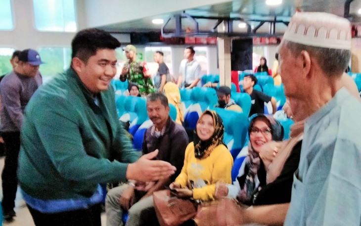 Bupati Bintan Roby Kurniawan SPWK saat menyapa masyarakat di Kapal Roro KMP Bahtera Nusantara' 03.