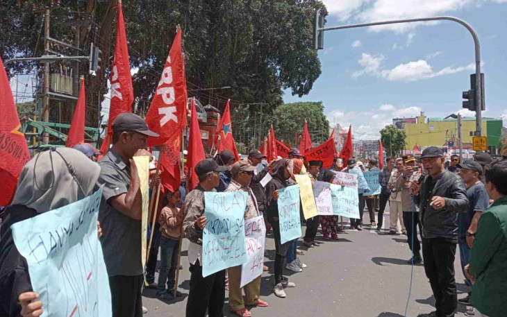 Massa KRPK saat Unras di Depan Kantor Walikota Blitar Peringati Hari Anti Korupsi Sedunia Tahun 2023