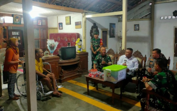 Danrem 081/DSJ Beri Bansos Kepada Prajurit dan Keluarganya yang Sakit Menahun