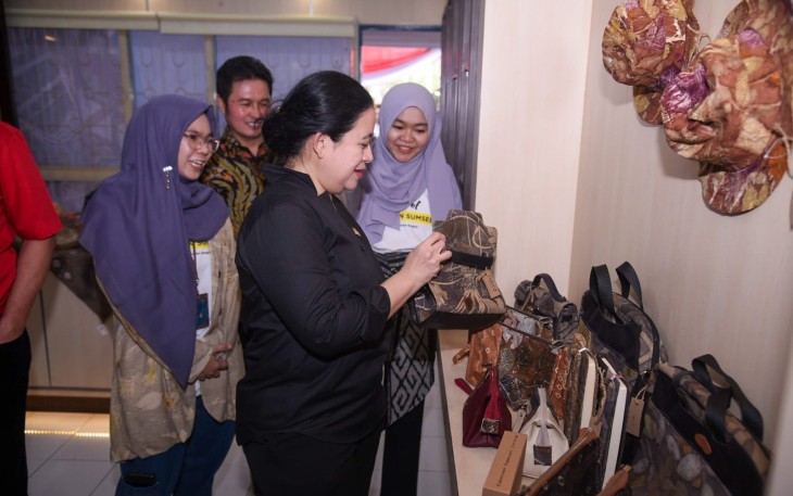 Puan saat Kunjungi Komunitas Bank Sampah di Palembang
