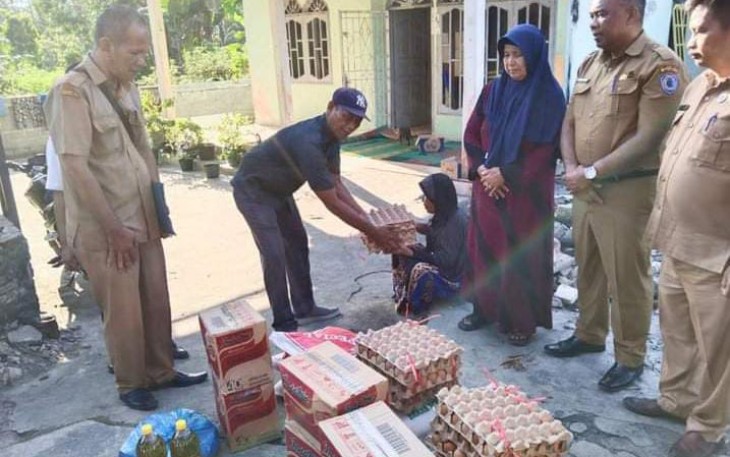 Dinsos Labuhanbatu Berikan Bantuan Paket Sembako Kepada Korban Kebakaran 