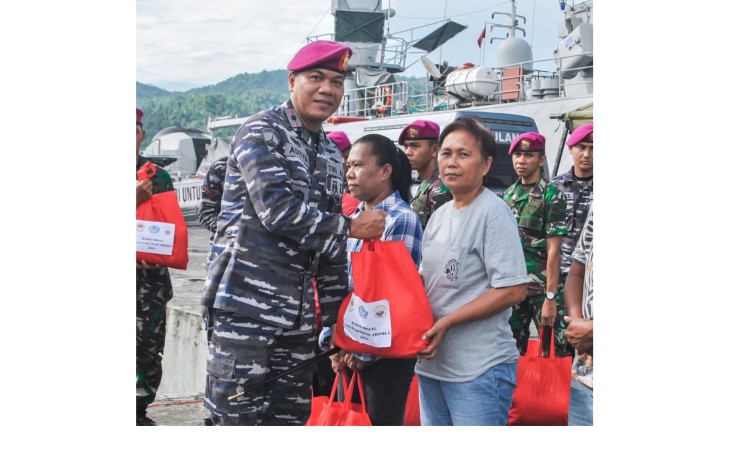 Danyonmarhanlan VIII Bitung saat memberikan paket Kewarga kurang mampu
