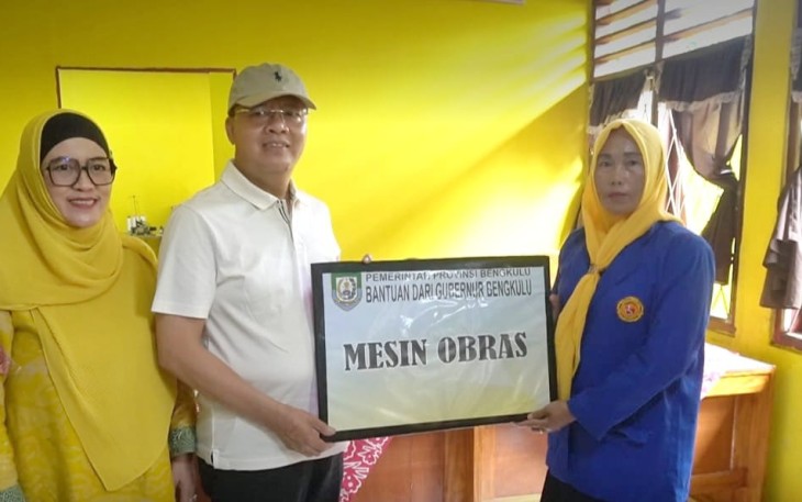 Gubernur Rohidin Serahkan Bantuan Mesin Jahit Kepada Kelompok Disabilitas Bengkulu Selatan