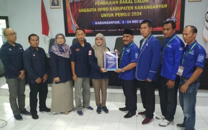 DPC Partai Demokrat Karanganyar saat mendaftarkan Bacaleg di Kantor KPU setempat, Jumat (12/4/2023).