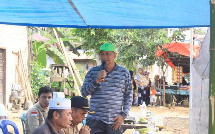 Bupati Pasaman Barat (Pasbar) Hamsuardi saat laga pembuka melawan tim tuan rumah Fortika Bukit Harapan di Lapangan Bukit Harapan, Nagari Sungai Aua Kecamatan Sungai Aur, Selasa (21/11).