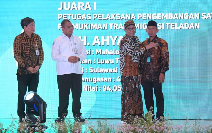 Mendes PDTT Abdul Halim Iskandar saat menganugerahkan Transmigran Teladan dan Petugas Pelaksana Pengembangan Satuan Permukiman Transmigran (P3SPT) Teladan 2023 di Gedung Makarti Muktitama, Jakarta, Selasa (15/8/2023).