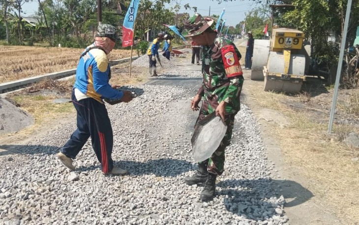 Babinsa Rejosari Bantu Pengaspalan Jalan