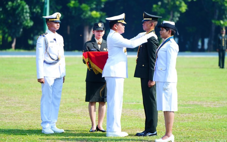 Kepala Staf Angkatan Laut (Kasal) Laksamana TNI Muhammad Ali, S.E., M.M. melantik Perwira Remaja Prajurit Karier (Pa PK) TNI Khusus Tenaga Kesehatan (Susgakes) TA 2023 di lapangan Tridek, Mabes TNI, Cilangkap, Jakarta Timur, Kamis (14/12/2023)