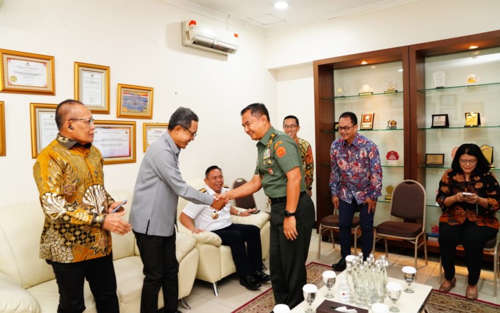 Kepala Staf Umum (Kasum) TNI Letjen TNI Bambang Ismawan, S.E., M.M menghadiri penganugerahan (Gerakan Masyarakat) Germas Award 2023 tingkat Kementerian dan Lembaga bertempat di Kemenko PMK