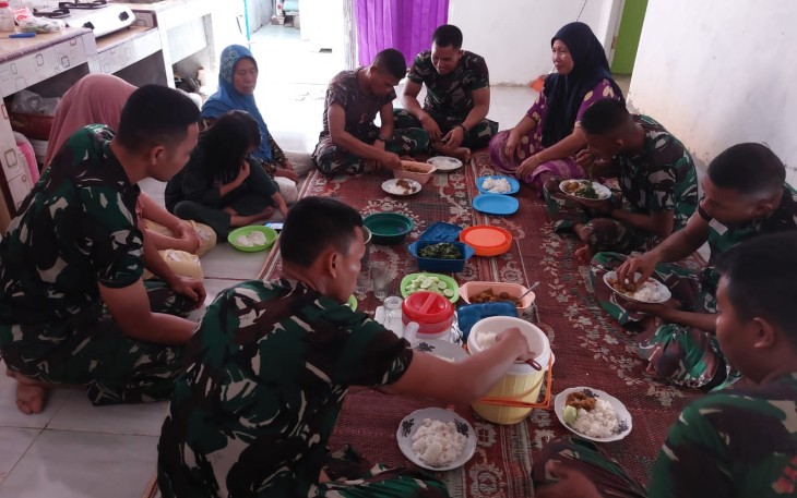 Suasana keakraban Satgas TMMD ke-117 Kodim 0407/Kota Bengkulu dengan warga