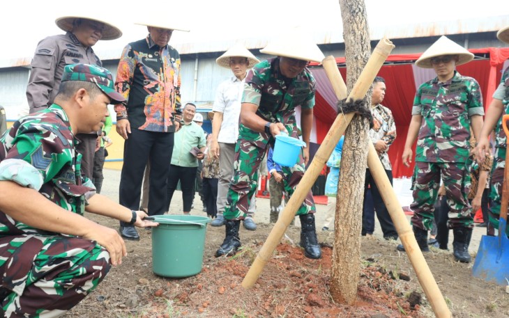 Danrem 052/Wkr, Brigjen TNI Putranto Gatot SH,S.Sos.,M.M. Pimpin Giat Bakti penanaman pohon yang bertempat di Pergudangan Bulog, Jl Pelepah Raya,no 5 Kec. Kelapa Gading, Jakarta Utara, Kamis (14/12/2023)